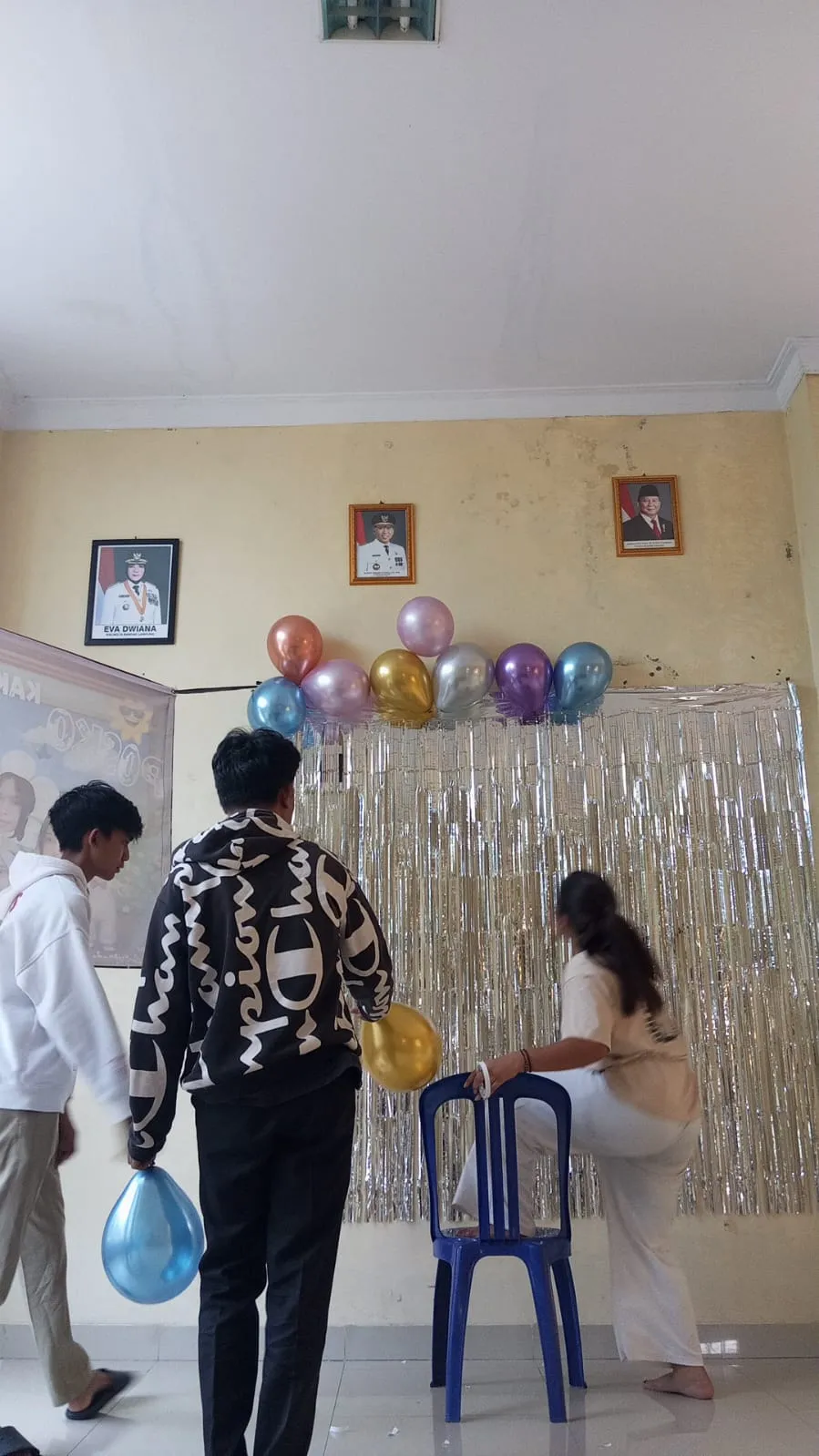 Persiapan Dekorasi untuk Malam Perpisahan KKN di Kaliawi Persada