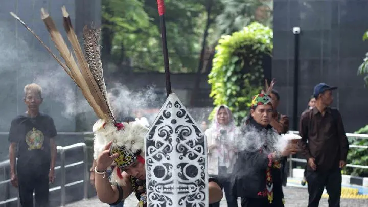 Ritual Adat Dayak Keluarga Iptu Tomi Marbun di Pengadilan untuk Mencari Keadilan