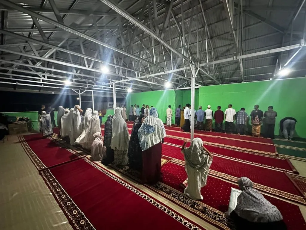 Pengungsi Banjir Manyang Cut Gelar Tarawih Perdana di Musala Darurat
