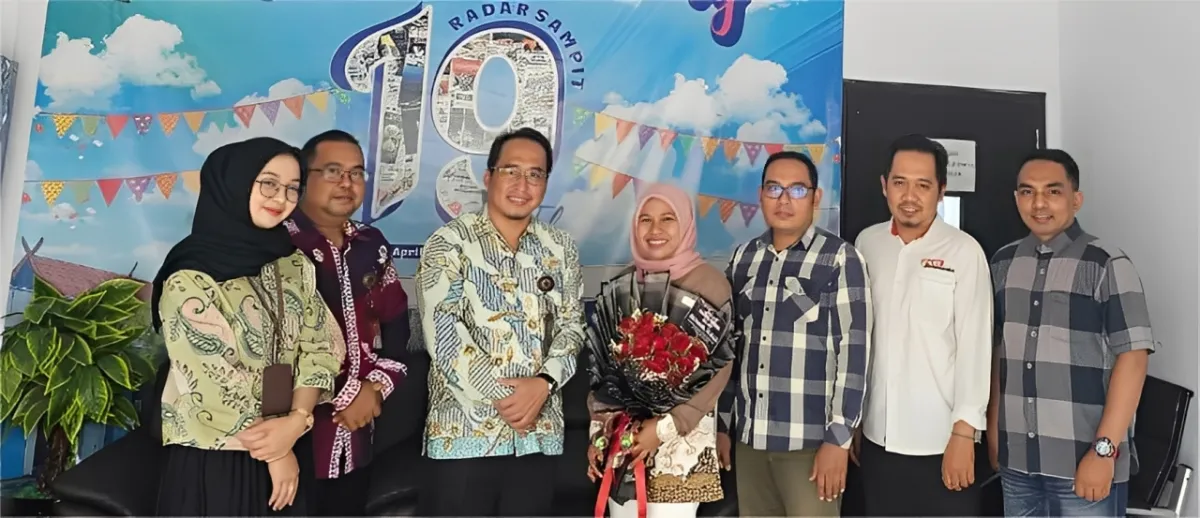 Bank Kalteng Cabang Sampit Berikan Kejutan Ulang Tahun untuk Direktur Radar Sampit