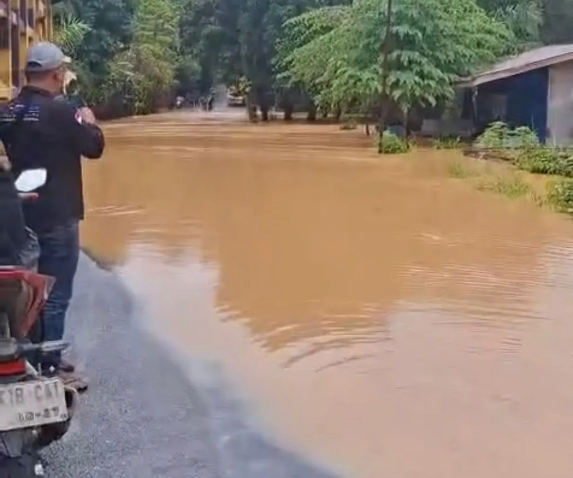 Banjir Melanda Desa Senoni, Aktivitas Warga Terganggu