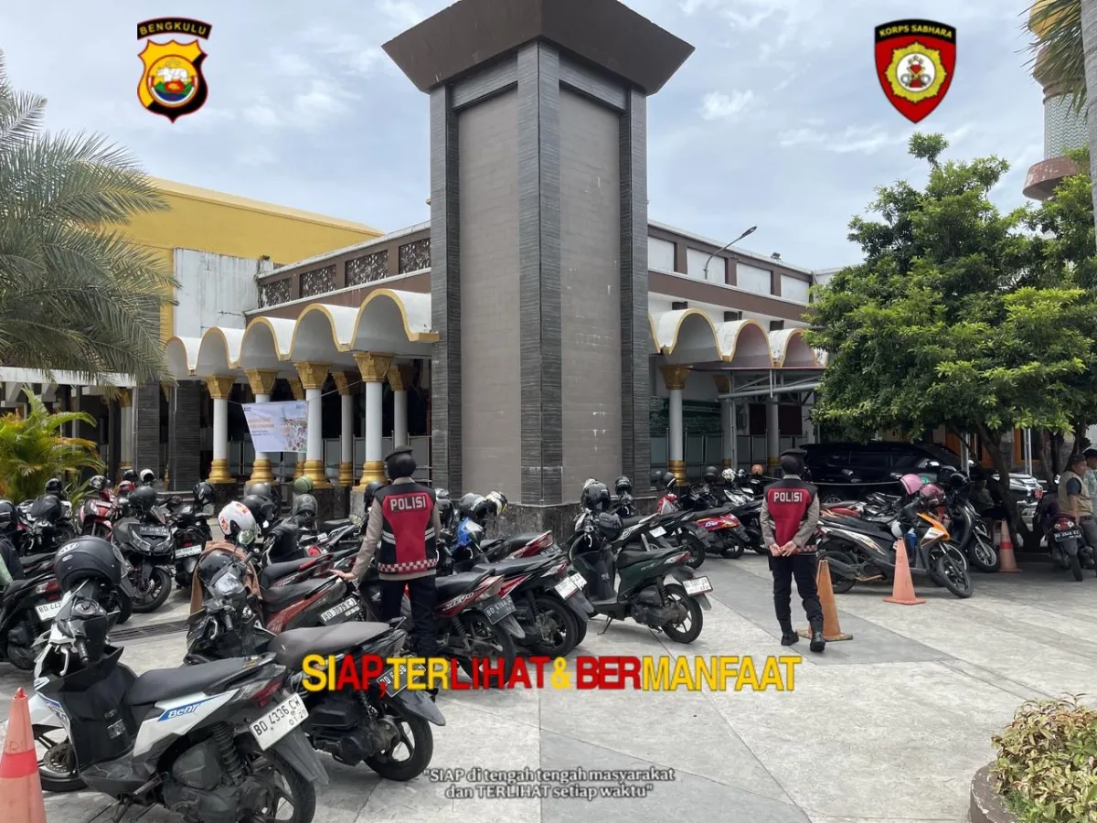Polwan Polda Bengkulu Amankan Sholat Jumat di Masjid-masjid