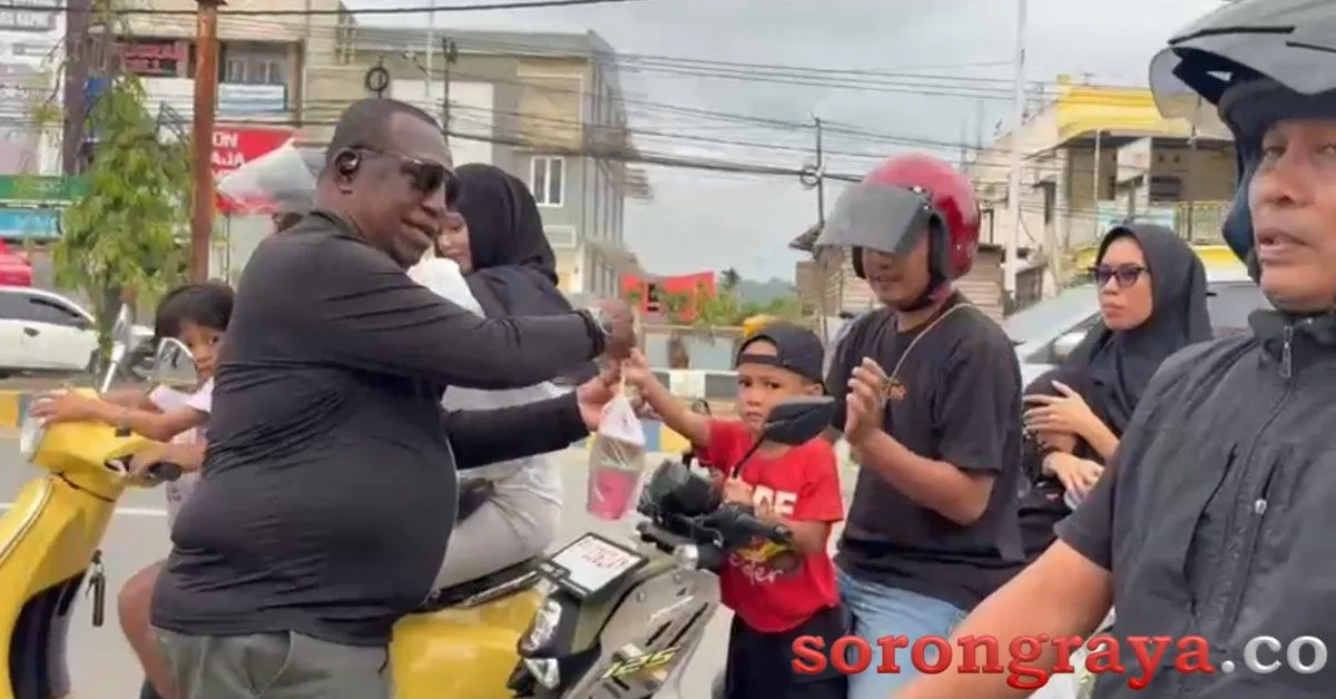 Anggota DPRP Bagikan Takjil untuk Perkuat Toleransi di Sorong