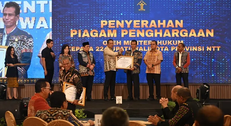 Sumba Timur Raih Penghargaan atas Dukungan Pos Bantuan Hukum