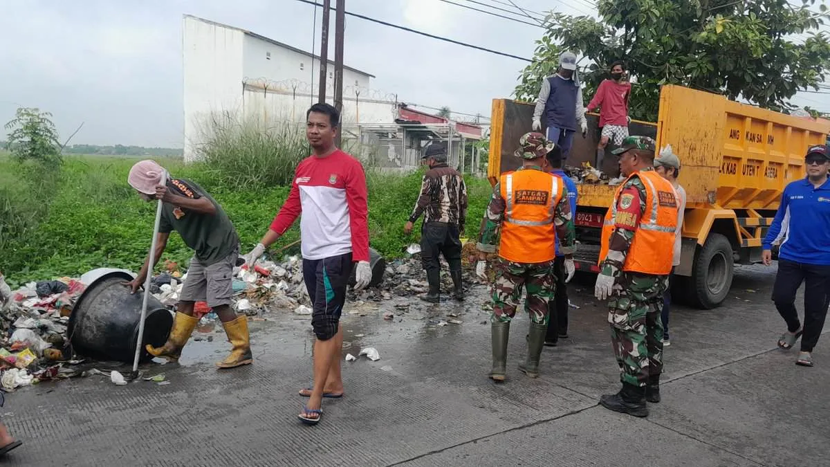 Satgas Penanganan Sampah Koramil Kresek Bersihkan Jalur Kresek–Tanara