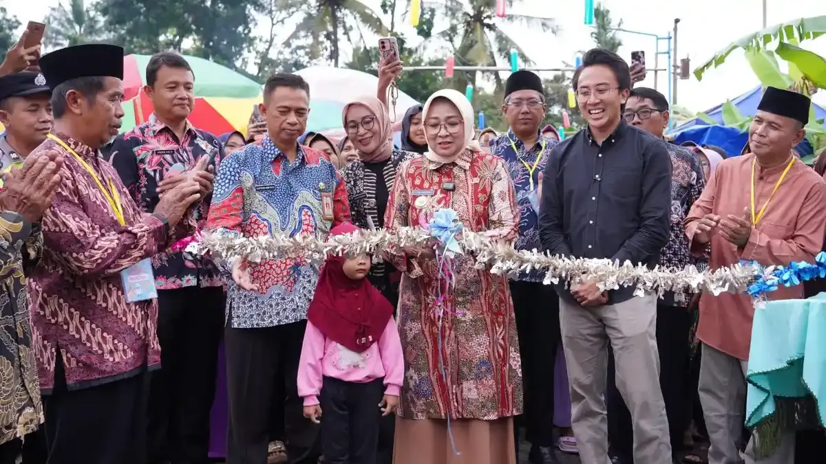Bupati Kebumen Bagikan Uang Jajan untuk Anak di Pembukaan Pasora Kedungpuji
