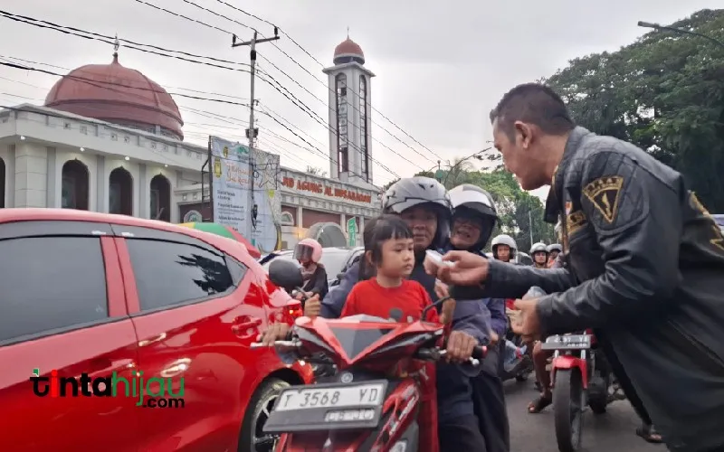 Gibas Gelar Aksi Berbagi Takjil di Alun-Alun Subang dengan Memborong dari Pedagang Kaki Lima