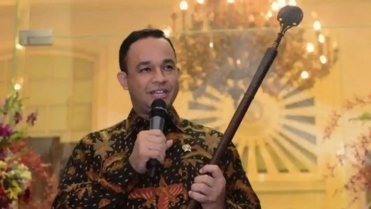 Anies Baswedan Memegang Tongkat Pusaka Cakra Pangeran Dipenogoro: Simbol dan Makna di Balik Momen Viral