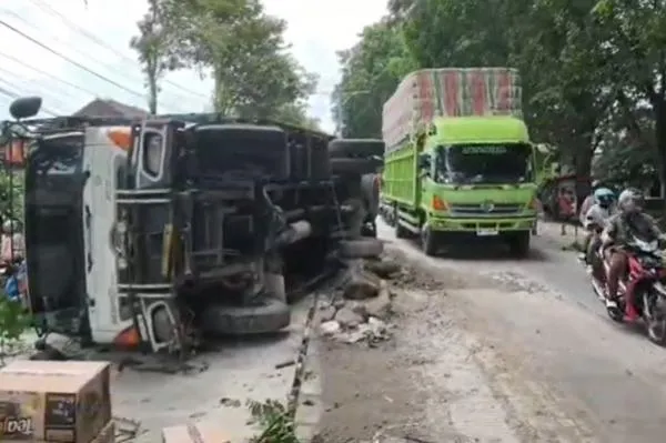 Kecelakaan Truk Terguling di Jalur Pantura Kendal, Diduga Akibat Microsleep Sopir