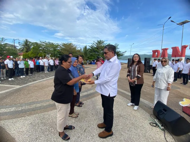 Pemerintah Kota Ambon Serahkan Booth UMKM di Pantai Wainitu