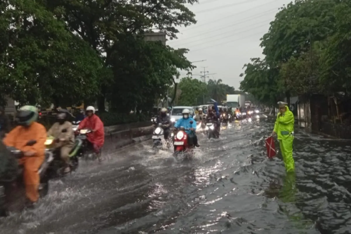Hujan Deras Kembali Landa Jakarta, Kemacetan Parah Melanda Jalan Utama