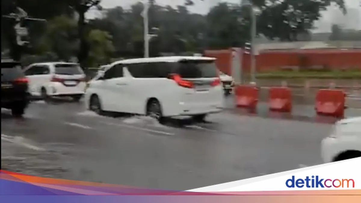 Hujan Deras Menggenangi Jalan Gerbang Pemuda di Senayan, Jakarta