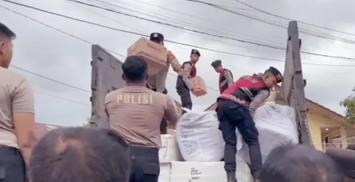 Polres Aceh Timur Salurkan Bantuan Kapolri ke 14 Titik Pengungsian Banjir