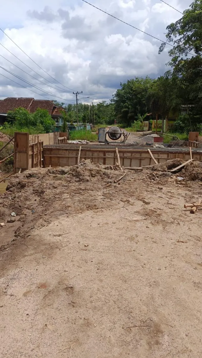 Proyek Box Culvert di Jalan Poros Desa Margo Bakti Diduga Dikerjakan Tidak Sesuai Spesifikasi