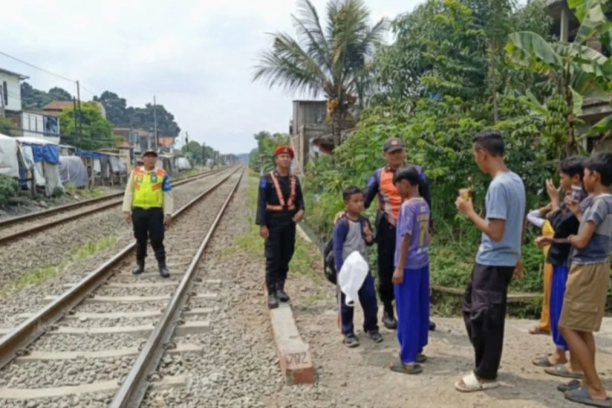 PT KAI Rutin Patroli untuk Mencegah Aktivitas Ngabuburit di Jalur Rel Kereta Api