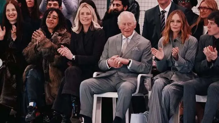 Raja Charles Hadiri London Fashion Week 2026 dengan Setelan Jas Abu-abu