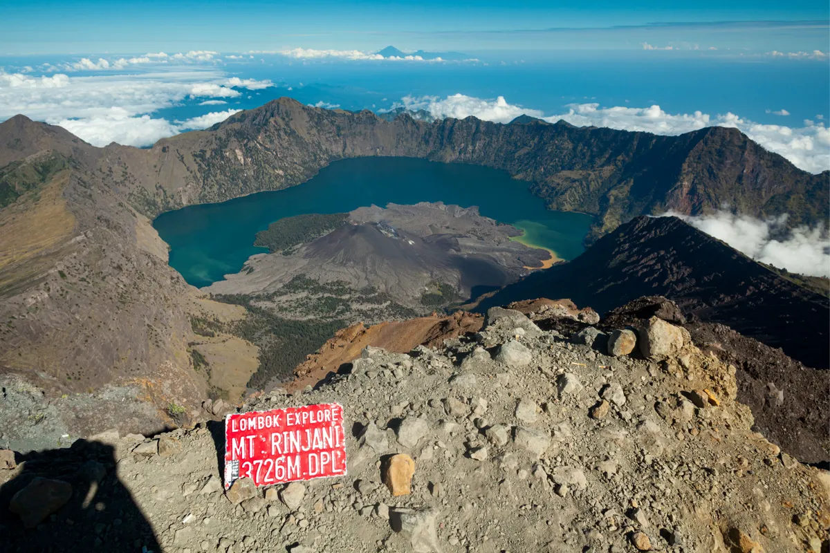 Pendakian Gunung Rinjani Dibuka Kembali 28 Maret 2026 dengan Sistem Keamanan Baru