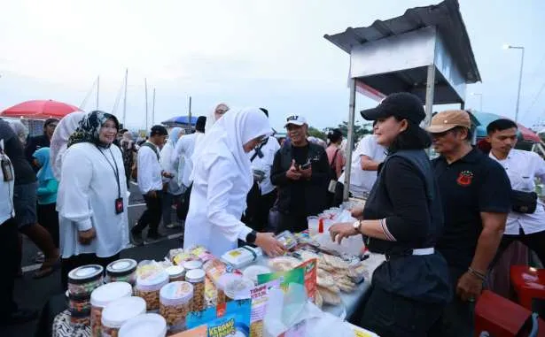 Pasar Takjil Ngerandu Buko Ramadhan Hiasi Pantai Marina Boom Banyuwangi