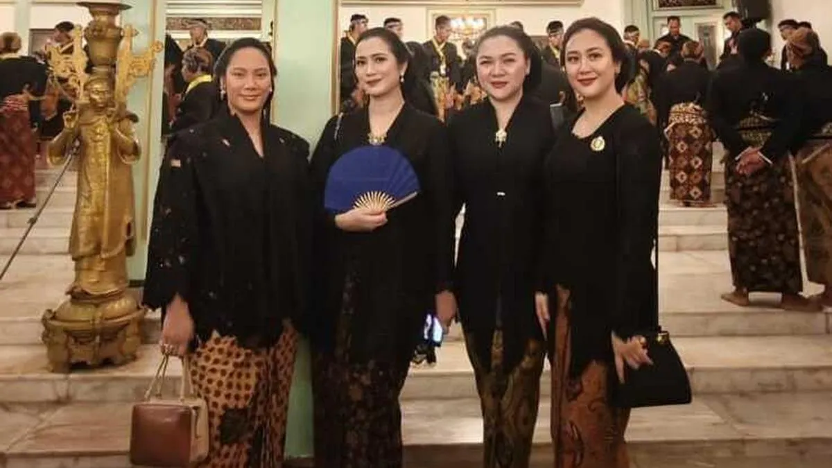 Selebritis Tampil Anggun dalam Kebaya Hitam di Kirab Satu Suro Solo