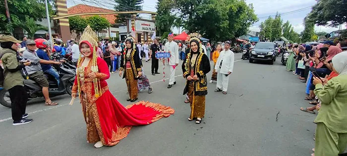 Parade Prima Nusantara SMAN 2 Situbondo Rayakan HUT ke-49 dengan Tampilkan Budaya Lokal