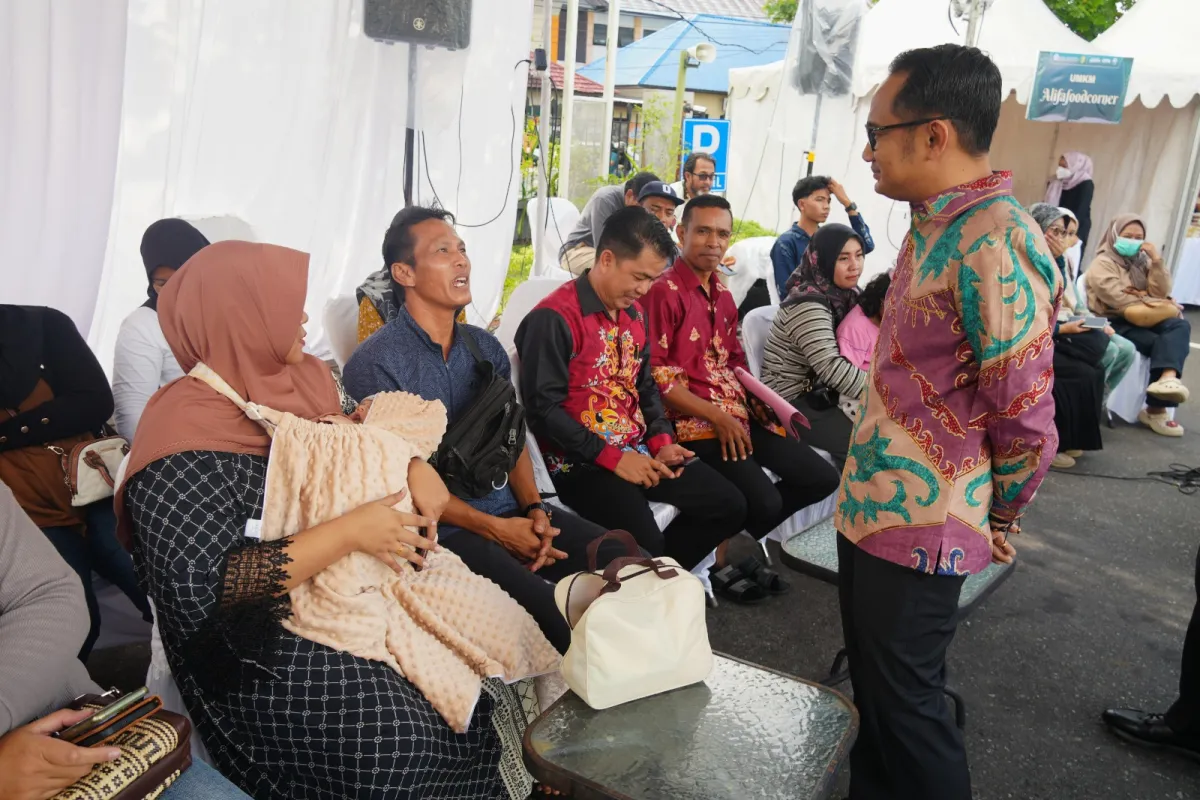 Wali Kota Palangka Raya Sapa Warga dalam Penukaran Uang Baru Ramadan