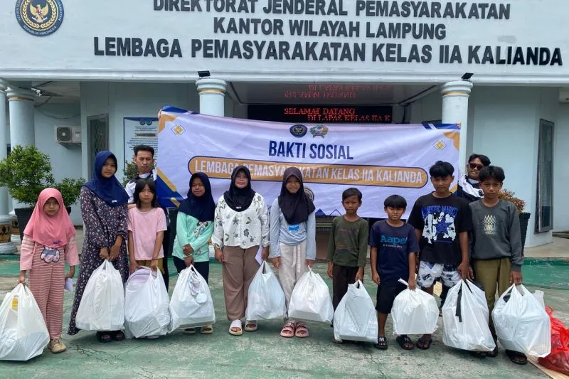 Lapas Kalianda Gelar Bakti Sosial, Bagikan Sembako dan Alat Sekolah