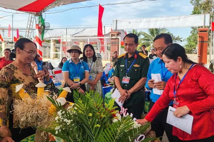 Penutupan Kompetisi Kue Tet dan Dekorasi Buah di Komune Hoa Dien