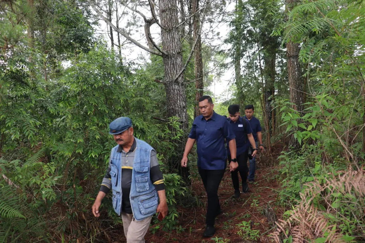 Bupati Toba Tinjau Potensi Wisata Alam di Desa Tangga Batu Barat