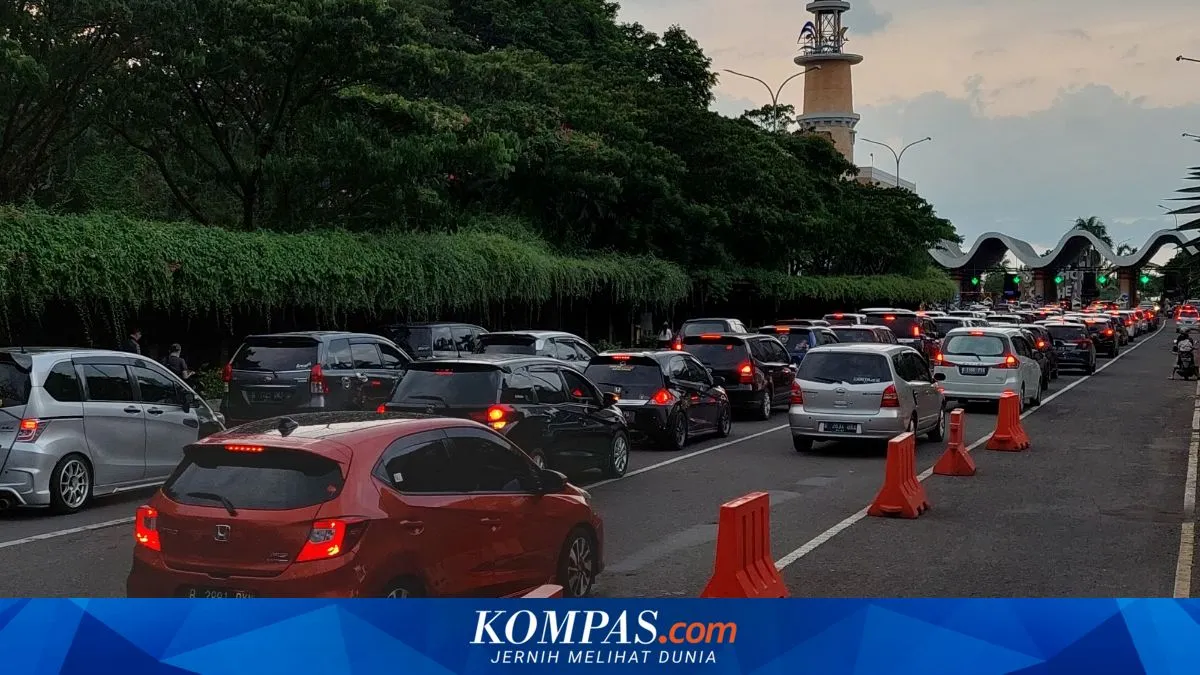 Kepadatan Pengunjung di Gerbang Timur Taman Impian Jaya Ancol pada Sore Hari