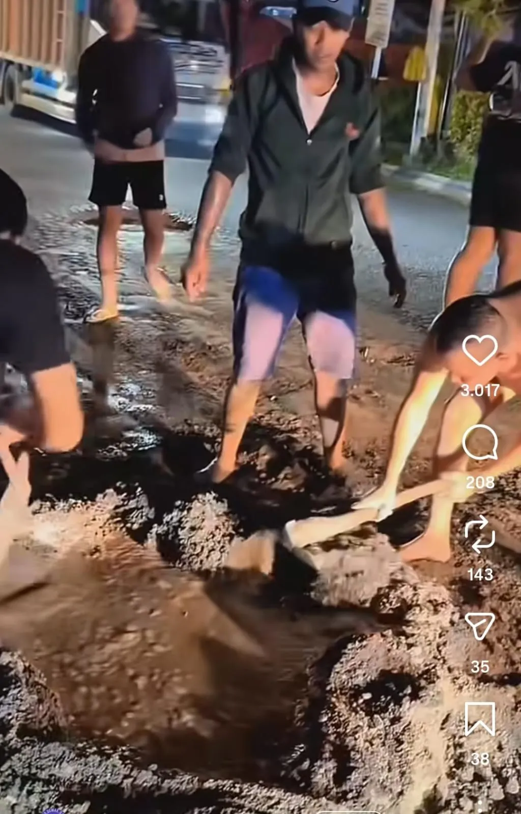 Aksi Kreatif Suted dan Follower Perbaiki Jalan Rusak