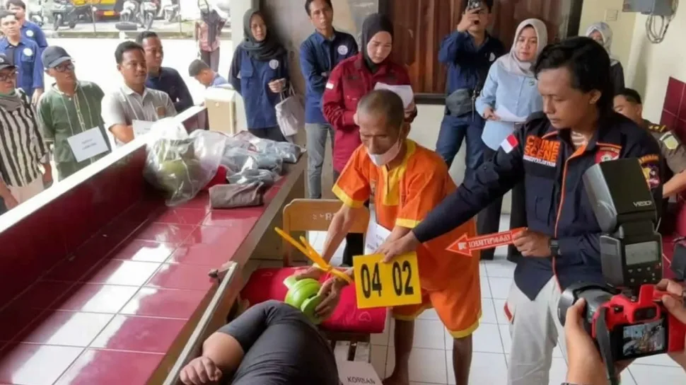 Rekonstruksi Pembunuhan Ayah Terhadap Anak di Lamongan