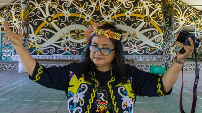 Menyusuri Jejak Budaya Melalui Lensa: Kisah Ati Bachtiar