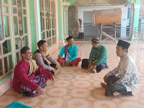 Bhabinkamtibmas Rawajitu Utara Jalin Silaturahmi dengan Tokoh Agama dan Masyarakat