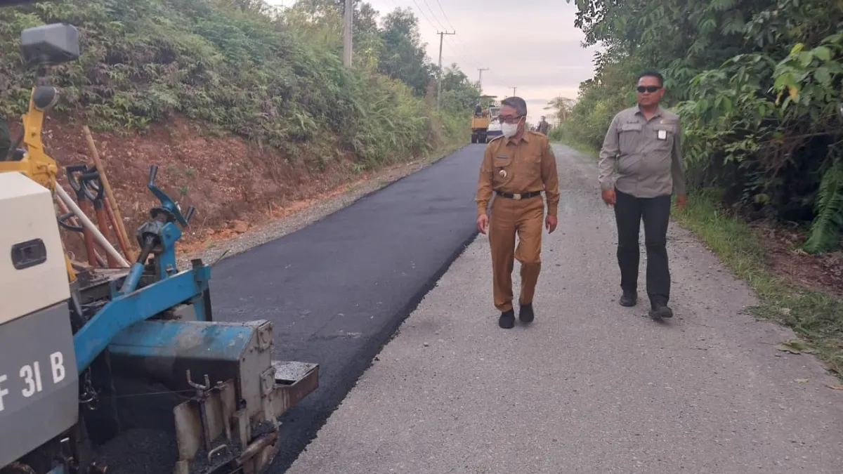 Bupati Ardiansyah Tinjau Progres Pengaspalan Jalan Poros Sangatta-Rantau Pulung