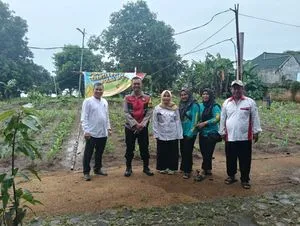 Polri Dukung Ketahanan Pangan Lewat Perawatan Tanaman di Karawang