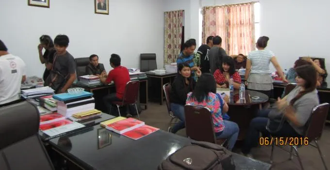 Kesibukan Ruang Komisi 1 di DPRD Sulut Menarik Perhatian Wartawan