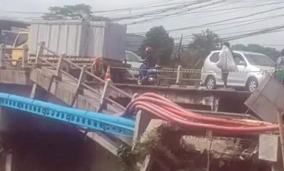Video Jembatan Pamuruyan Amblas Ternyata Hoaks, Kemacetan Akibat Kontainer Mogok