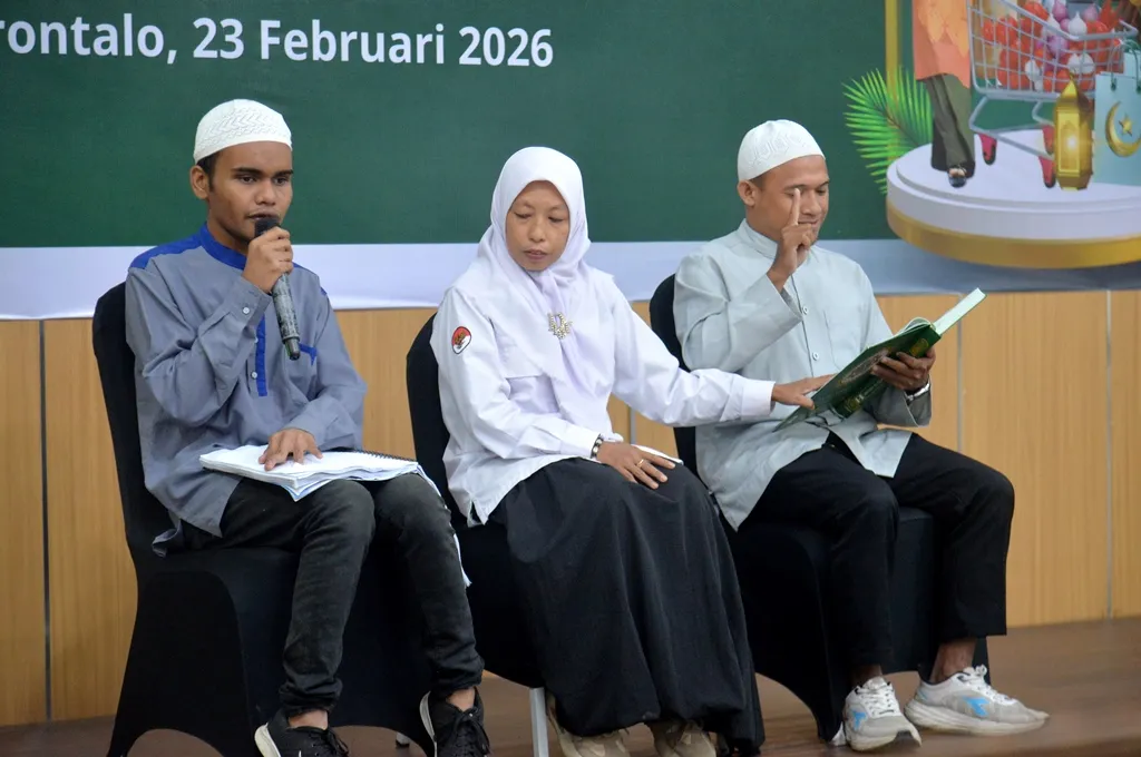 Penyandang Disabilitas Membaca Al-Qur'an di Bazar Ramadan