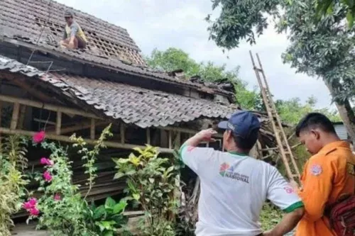 Belasan Rumah di Magetan Rusak Akibat Angin Puting Beliung