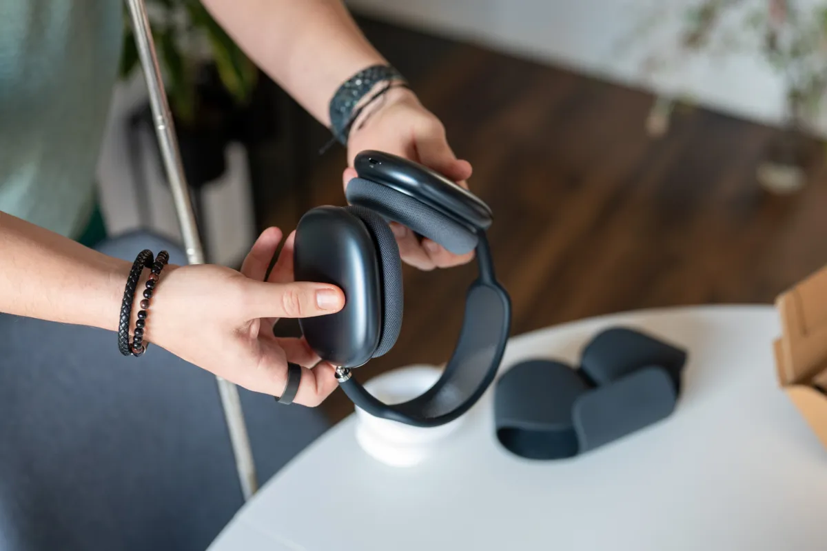 Unboxing dan Kesan Pertama AirPods Max 2: Headphone Premium dari Apple