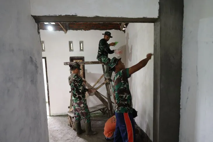 TNI Rehabilitasi Rumah Tidak Layak Huni di Kediri