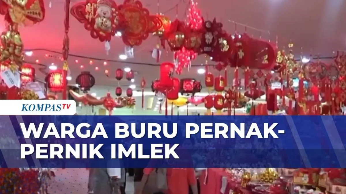 Warga Surabaya Berburu Pernak-Pernik Imlek di Pasar Atom
