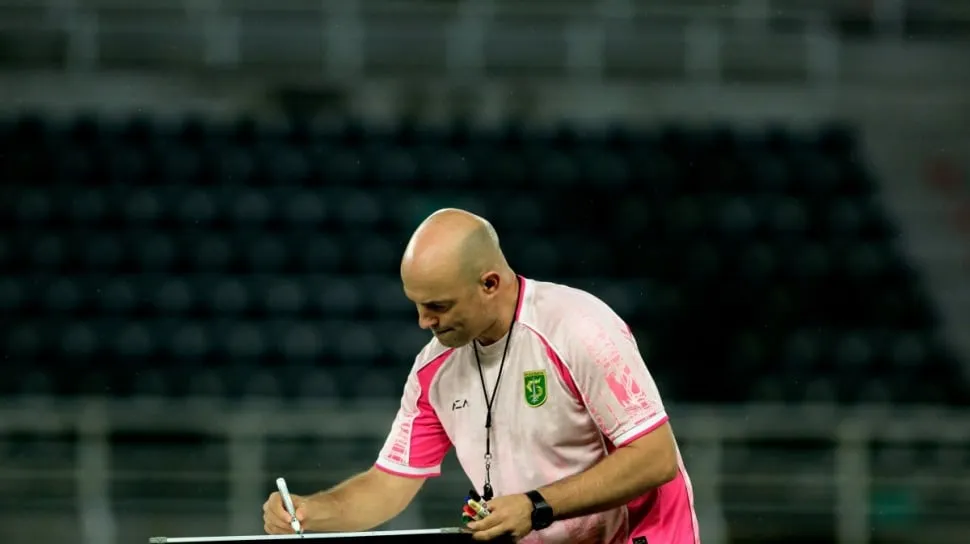 Bernardo Tavares Sesuaikan Latihan Persebaya Selama Ramadan