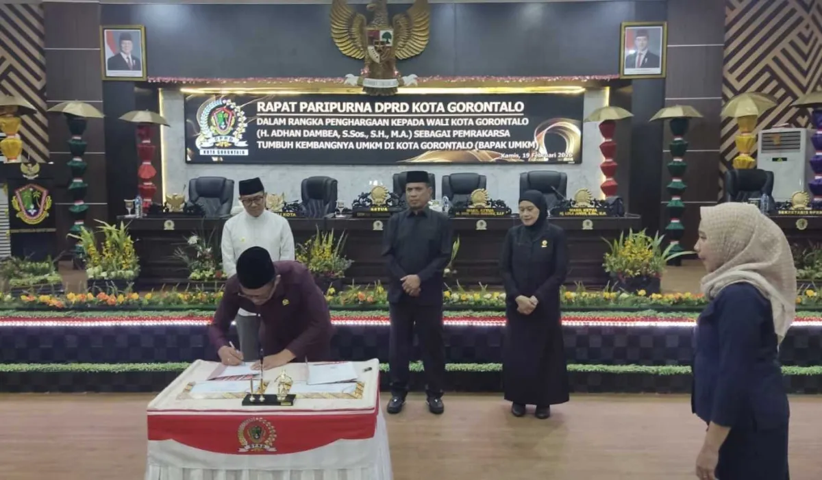 DPRD Gorontalo Anugerahkan Adhan Dambea Gelar Bapak UMKM
