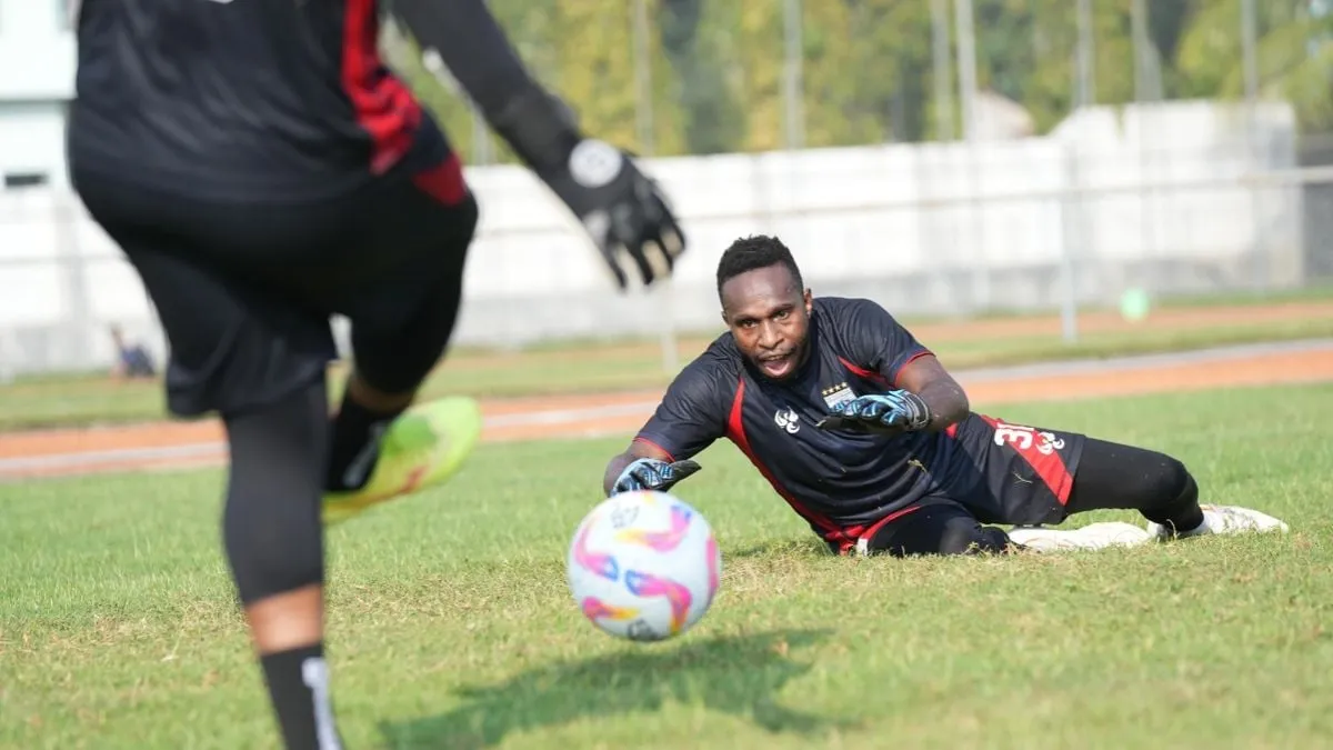 Kiper Utama Persipura, John Pigai, Terpaksa Absen Lama Karena Cedera Serius
