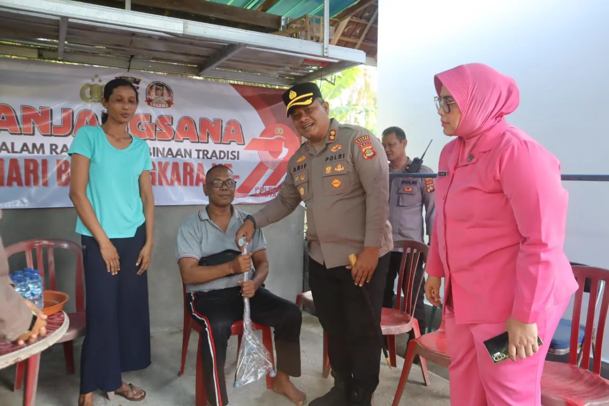 Kapolres Badung dan Ketua Bhayangkari Cabang Badung Jenguk Anggota yang Sakit dalam Rangka Hari Bhayangkara ke-79