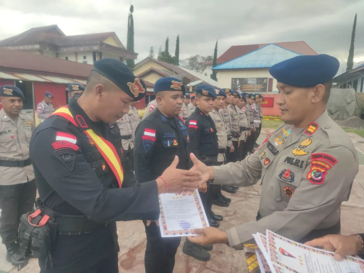22 Personel Brimob NTT Dihargai atas Dedikasi dalam Pencarian Korban Longsor