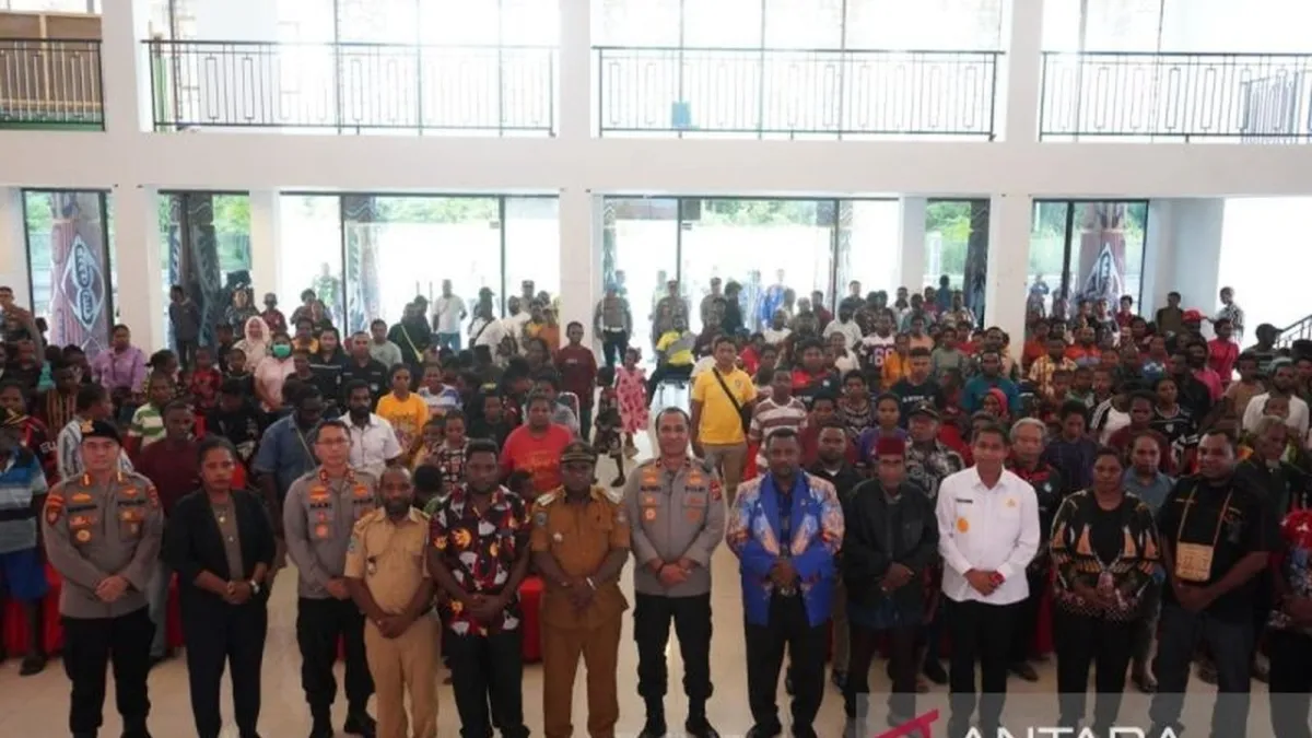 Polda Papua Barat Salurkan 350 Paket Sembako untuk Pengungsi Moskona