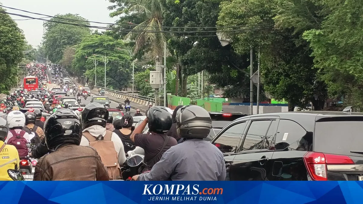 Warga Rela Terjebak Macet untuk Buka Puasa Bersama Keluarga