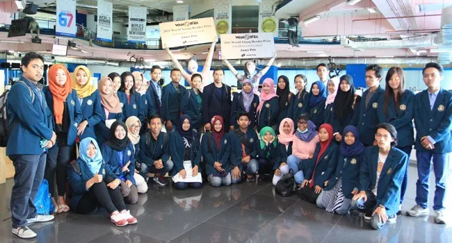 Diskusi tentang Bahasa dan Media di Ruang Redaksi Jawa Pos
